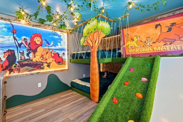 Ultimate Windsor Island Family Retreat with Private Pool & Game Rooms - Davenport, Florida