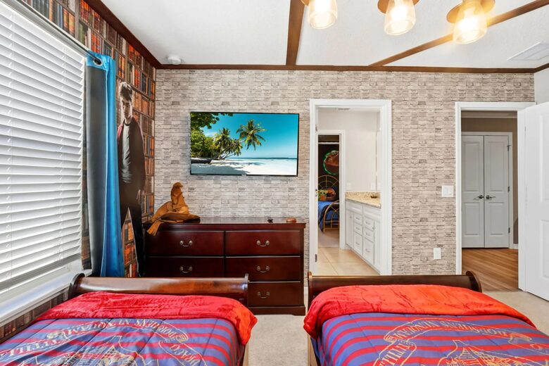 Ultimate Windsor Island Family Retreat with Private Pool & Game Rooms - Davenport, Florida