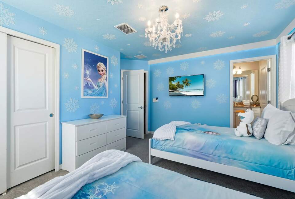 Ultimate Windsor Island Family Retreat with Private Pool & Game Rooms - Davenport, Florida