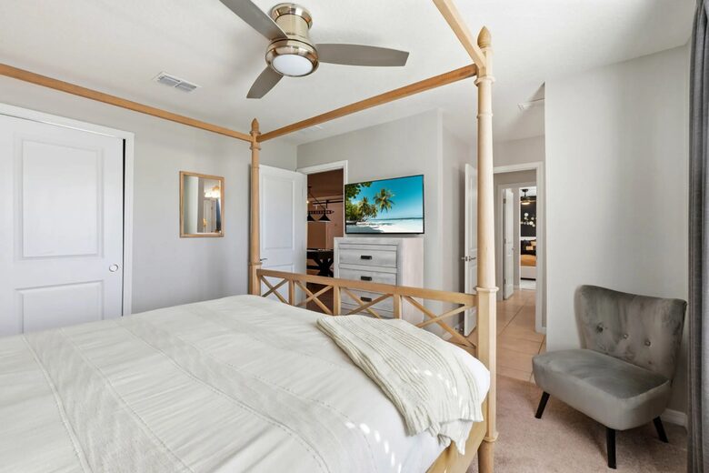 Ultimate Windsor Island Family Retreat with Private Pool & Game Rooms - Davenport, Florida