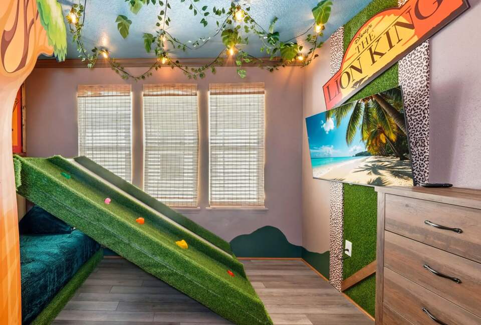 Ultimate Windsor Island Family Retreat with Private Pool & Game Rooms - Davenport, Florida