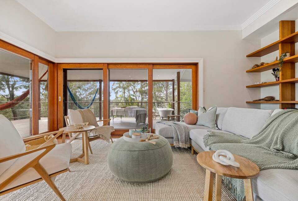 Historic Coastal Farmhouse with Private Jetty Minutes to the Beach - Way Way, Australia