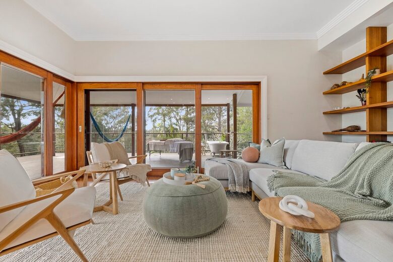 Historic Coastal Farmhouse with Private Jetty Minutes to the Beach - Way Way, Australia