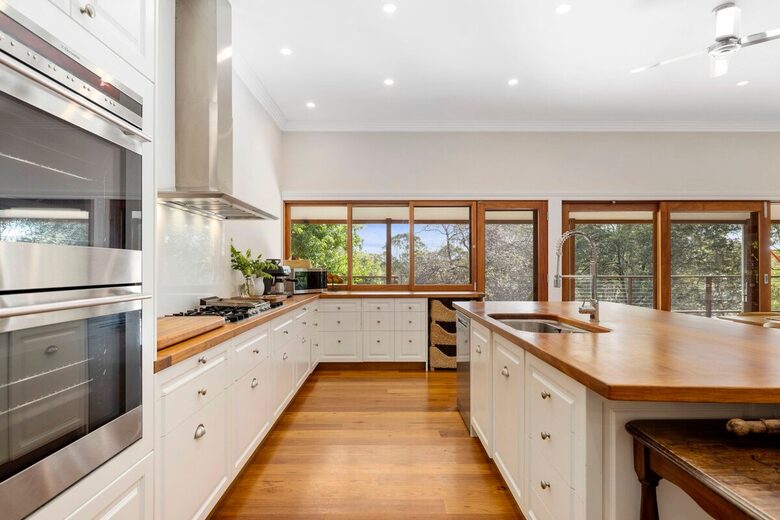 Historic Coastal Farmhouse with Private Jetty Minutes to the Beach - Way Way, Australia