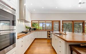 Historic Coastal Farmhouse with Private Jetty Minutes to the Beach - Way Way, Australia