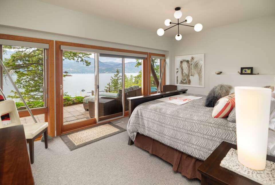 West Coast Modern Sanctuary Above Okanagan Lake - Vernon, Canada