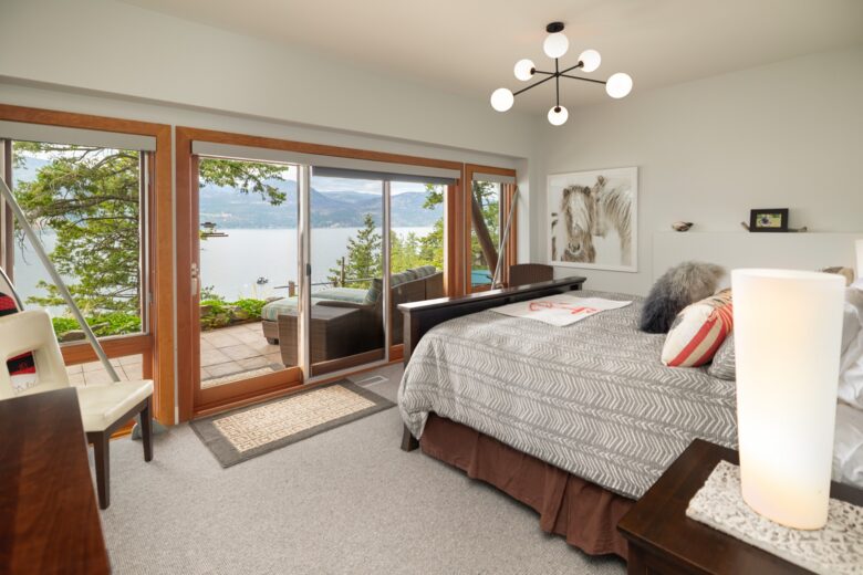 West Coast Modern Sanctuary Above Okanagan Lake - Vernon, Canada