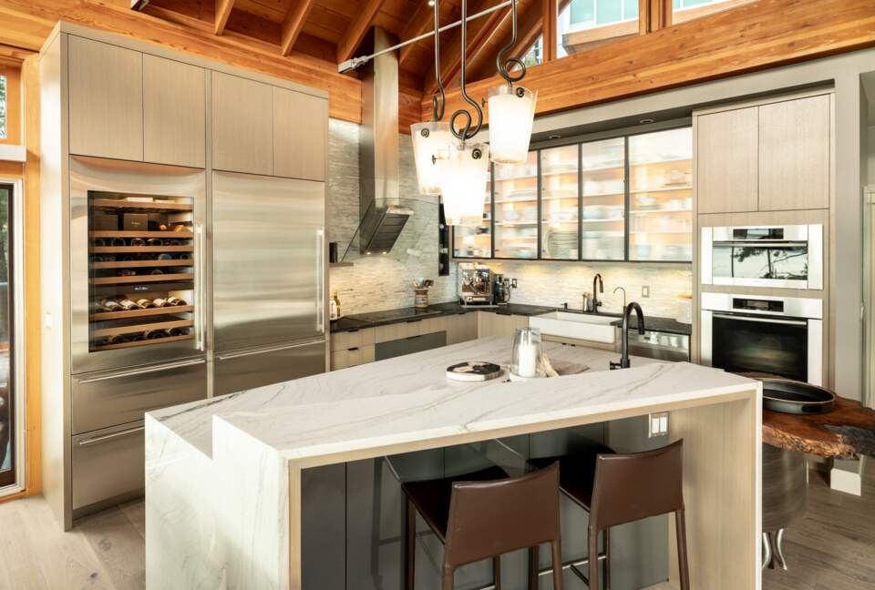 West Coast Modern Sanctuary Above Okanagan Lake - Vernon, Canada