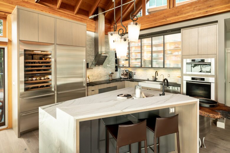 West Coast Modern Sanctuary Above Okanagan Lake - Vernon, Canada