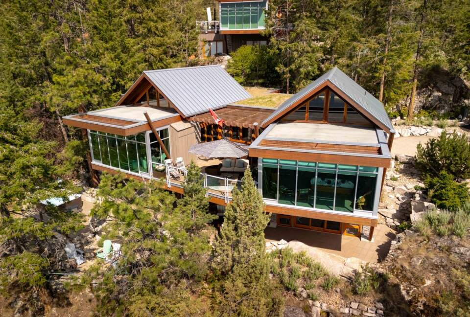 West Coast Modern Sanctuary Above Okanagan Lake - Vernon, Canada