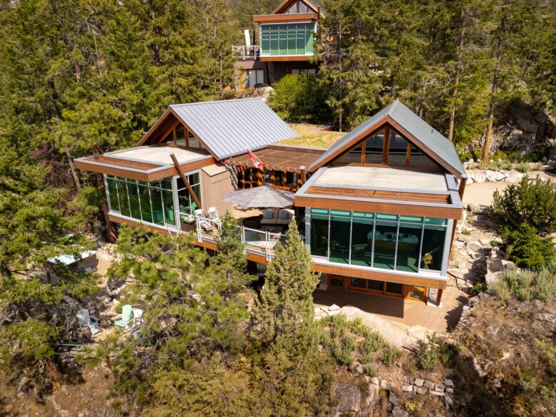 West Coast Modern Sanctuary Above Okanagan Lake - Vernon, Canada