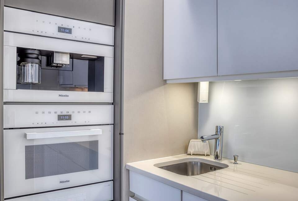 Elegant Two-Suite Apartment in the Heart of Cannes - Cannes, France