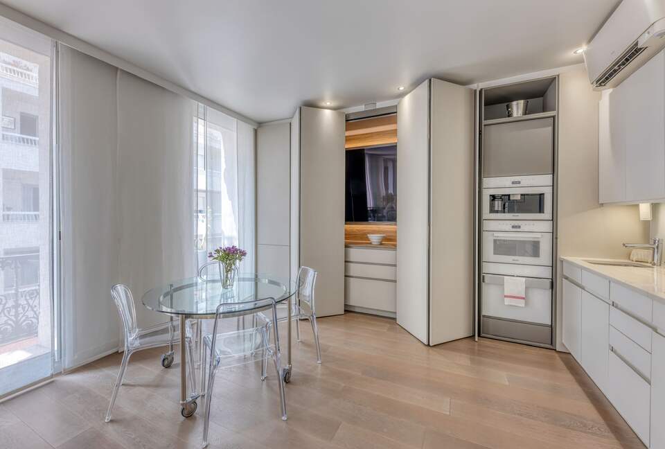 Elegant Two-Suite Apartment in the Heart of Cannes - Cannes, France