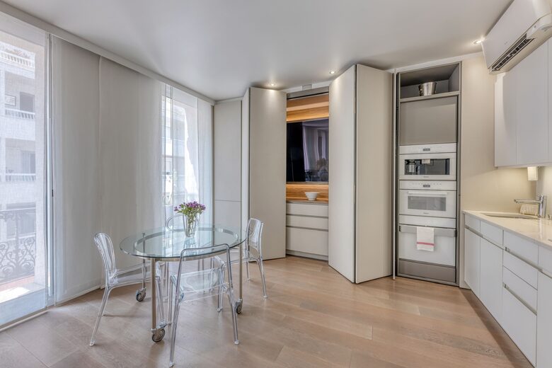 Elegant Two-Suite Apartment in the Heart of Cannes - Cannes, France