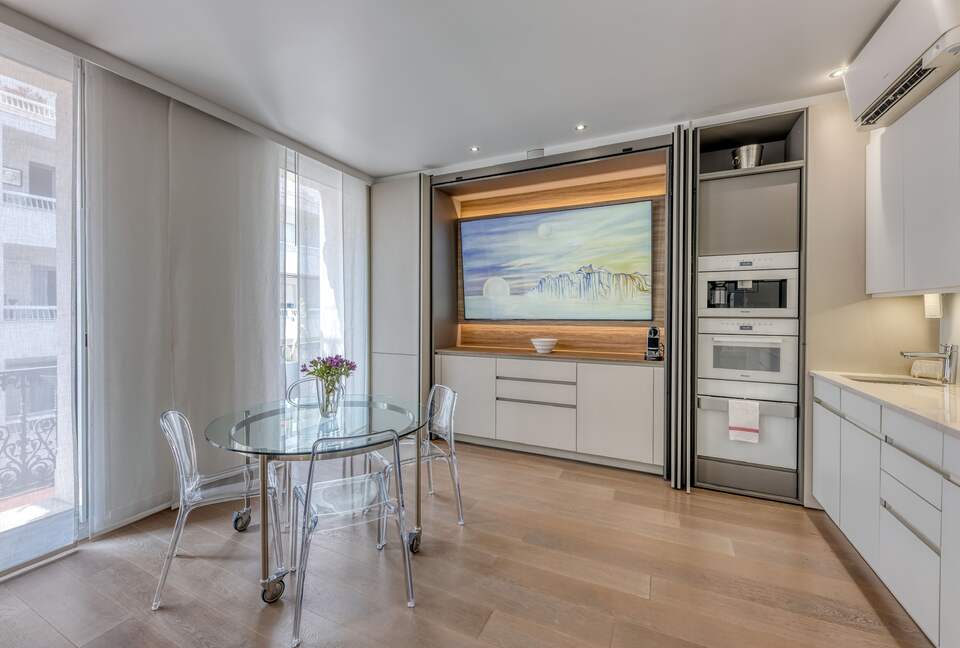 Elegant Two-Suite Apartment in the Heart of Cannes - Cannes, France