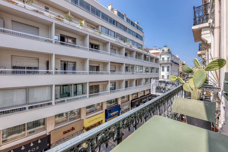 Elegant Two-Suite Apartment in the Heart of Cannes - Cannes, France
