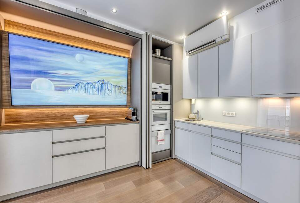 Elegant Two-Suite Apartment in the Heart of Cannes - Cannes, France