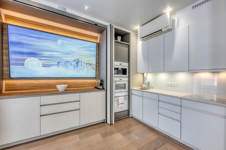 Elegant Two-Suite Apartment in the Heart of Cannes - Cannes, France