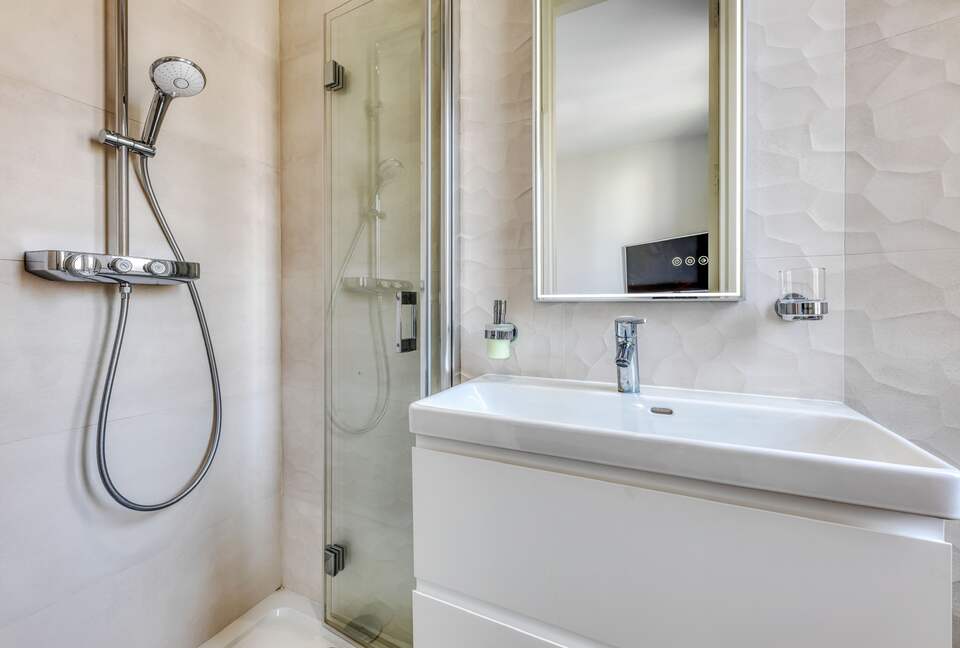 Elegant Two-Suite Apartment in the Heart of Cannes - Cannes, France