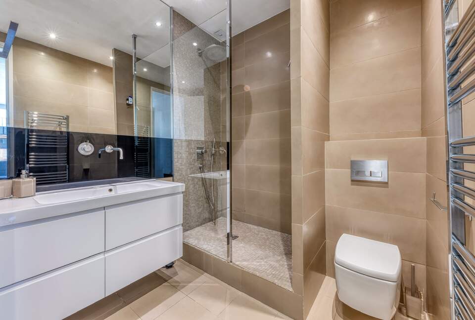 Elegant Two-Suite Apartment in the Heart of Cannes - Cannes, France