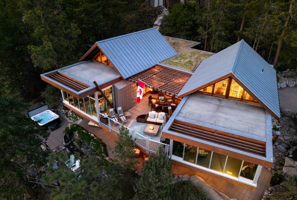 West Coast Modern Sanctuary Above Okanagan Lake - Vernon, Canada