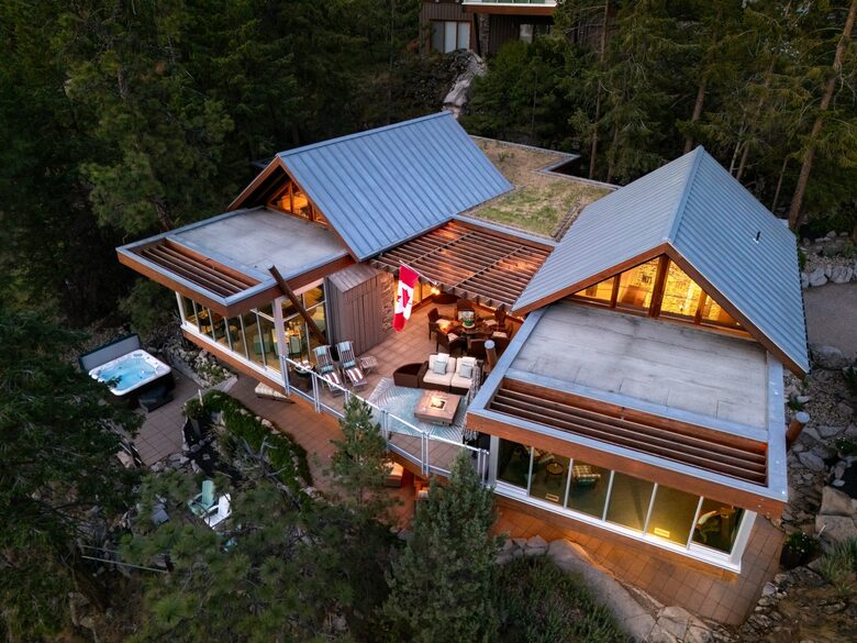 West Coast Modern Sanctuary Above Okanagan Lake - Vernon, Canada