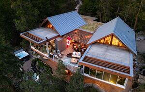 West Coast Modern Sanctuary Above Okanagan Lake - Vernon, Canada