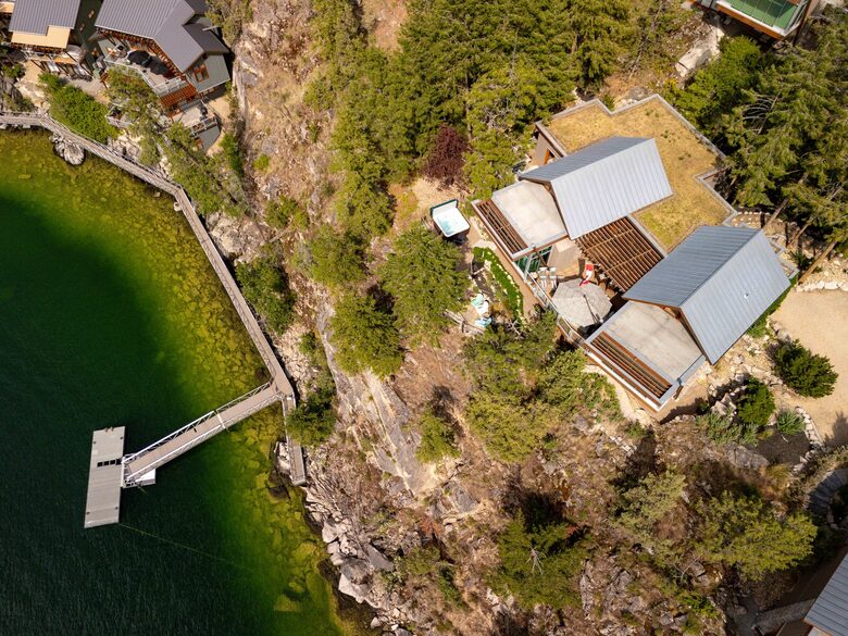 West Coast Modern Sanctuary Above Okanagan Lake - Vernon, Canada