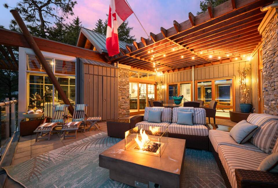 West Coast Modern Sanctuary Above Okanagan Lake - Vernon, Canada