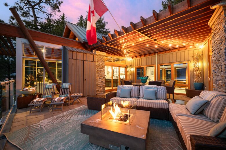 West Coast Modern Sanctuary Above Okanagan Lake - Vernon, Canada