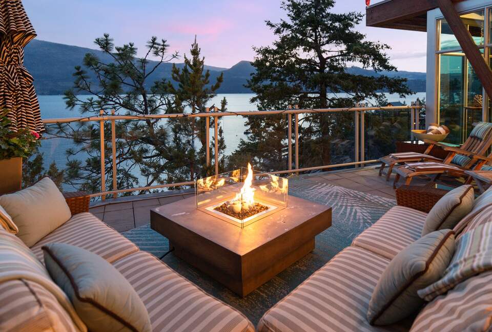 West Coast Modern Sanctuary Above Okanagan Lake - Vernon, Canada