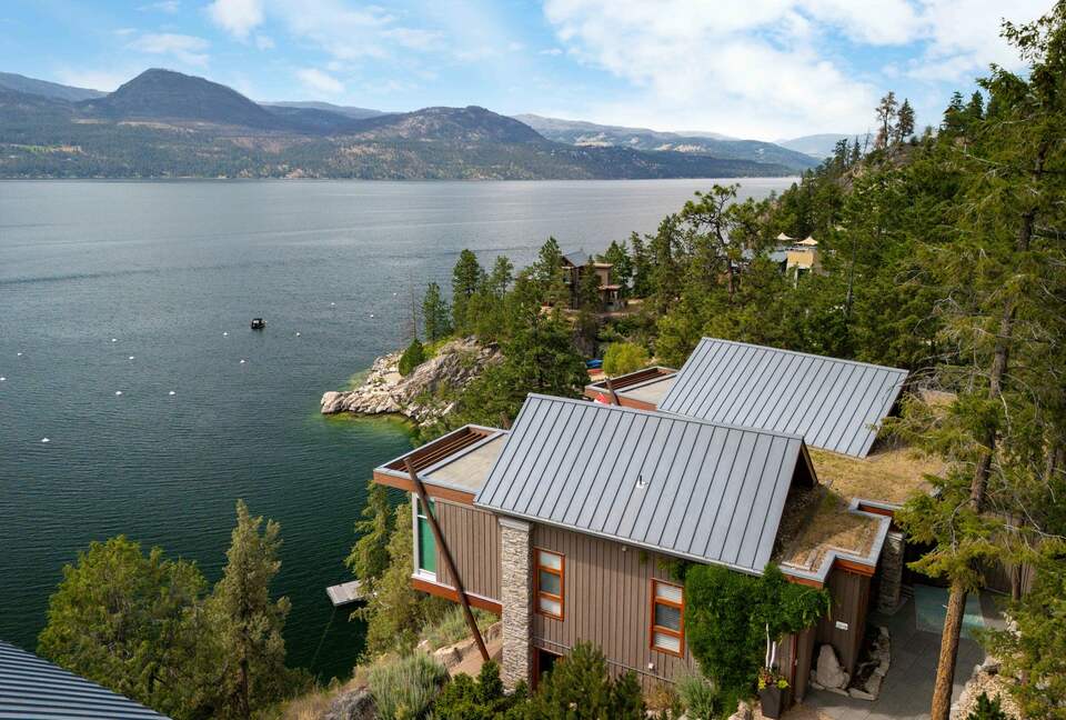 West Coast Modern Sanctuary Above Okanagan Lake - Vernon, Canada