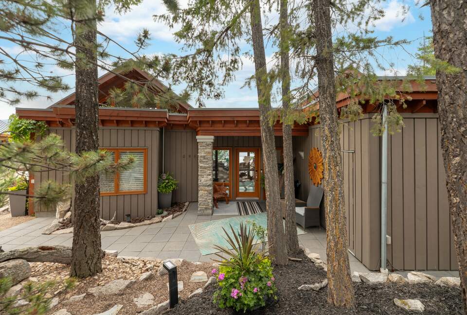 West Coast Modern Sanctuary Above Okanagan Lake - Vernon, Canada