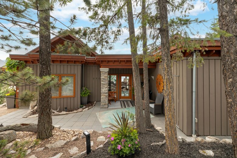 West Coast Modern Sanctuary Above Okanagan Lake - Vernon, Canada