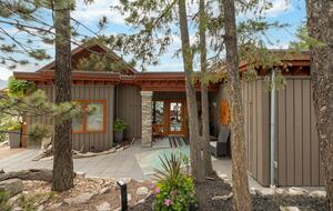 West Coast Modern Sanctuary Above Okanagan Lake - Vernon, Canada