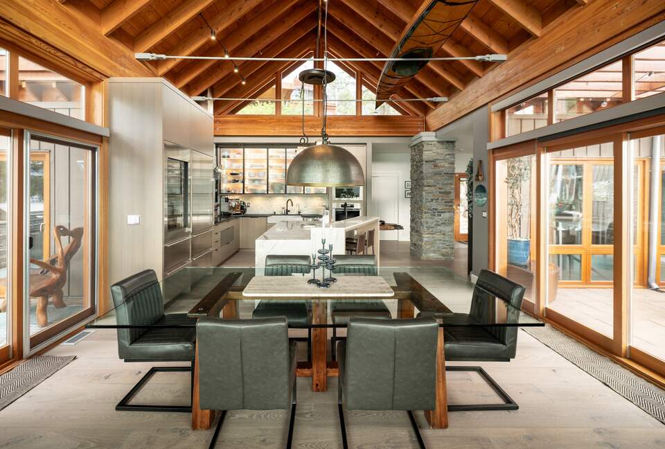 West Coast Modern Sanctuary Above Okanagan Lake - Vernon, Canada