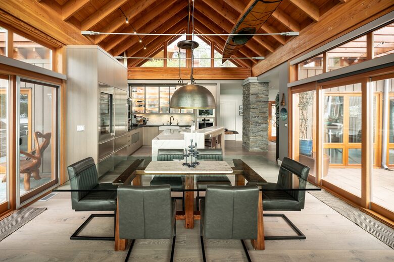 West Coast Modern Sanctuary Above Okanagan Lake - Vernon, Canada