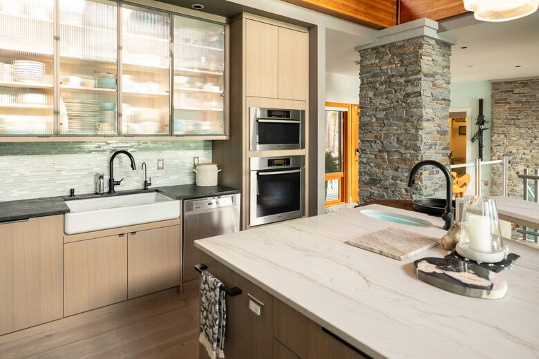 West Coast Modern Sanctuary Above Okanagan Lake - Vernon, Canada