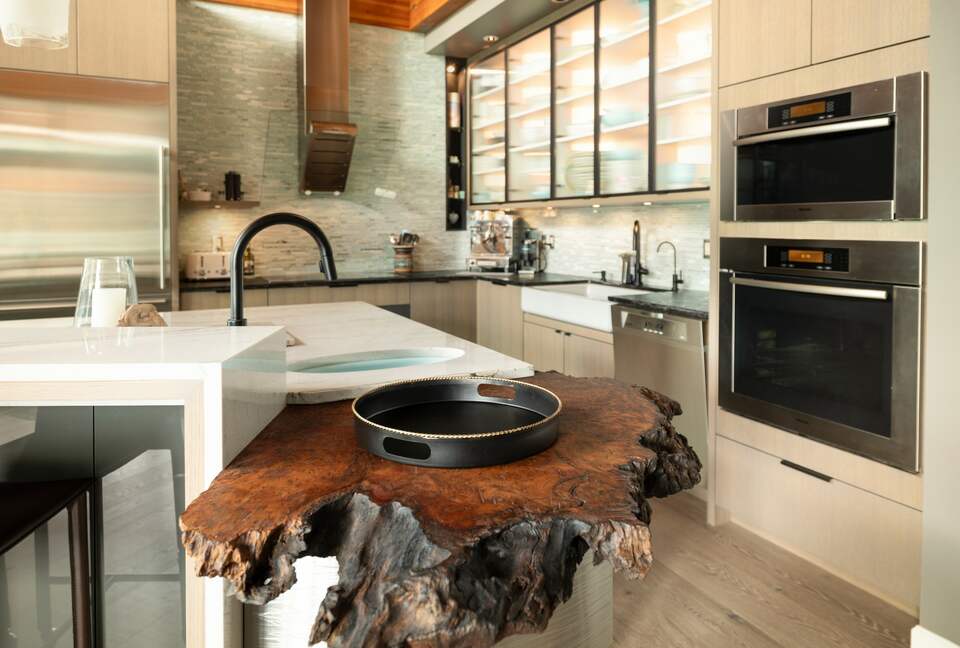 West Coast Modern Sanctuary Above Okanagan Lake - Vernon, Canada