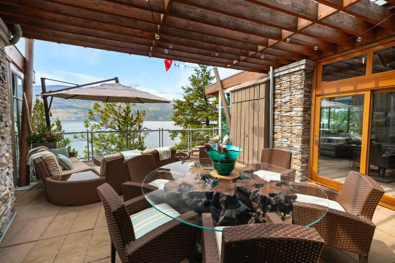 West Coast Modern Sanctuary Above Okanagan Lake - Vernon, Canada