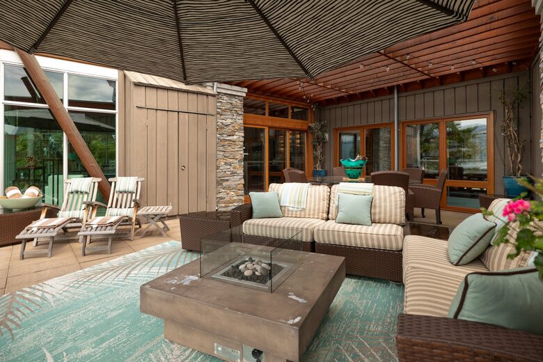 West Coast Modern Sanctuary Above Okanagan Lake - Vernon, Canada