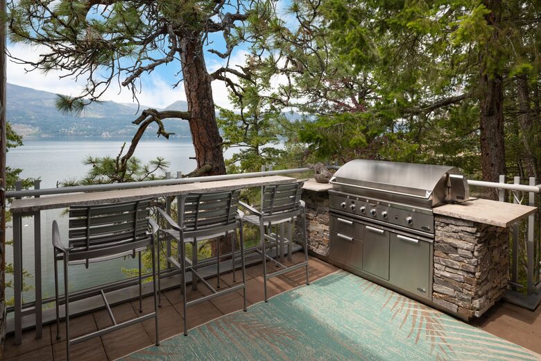 West Coast Modern Sanctuary Above Okanagan Lake - Vernon, Canada