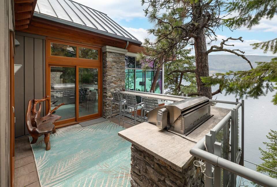 West Coast Modern Sanctuary Above Okanagan Lake - Vernon, Canada