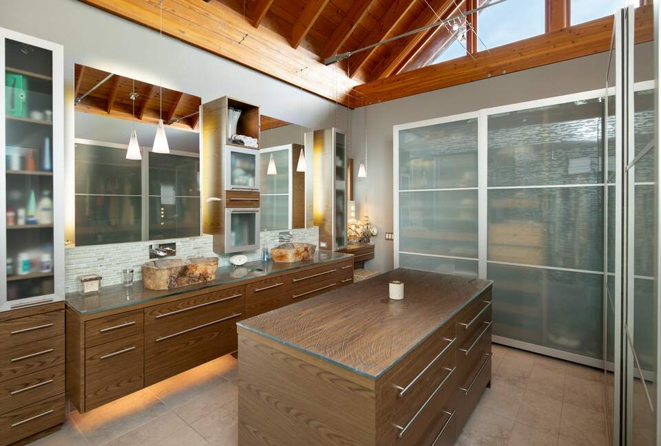 West Coast Modern Sanctuary Above Okanagan Lake - Vernon, Canada