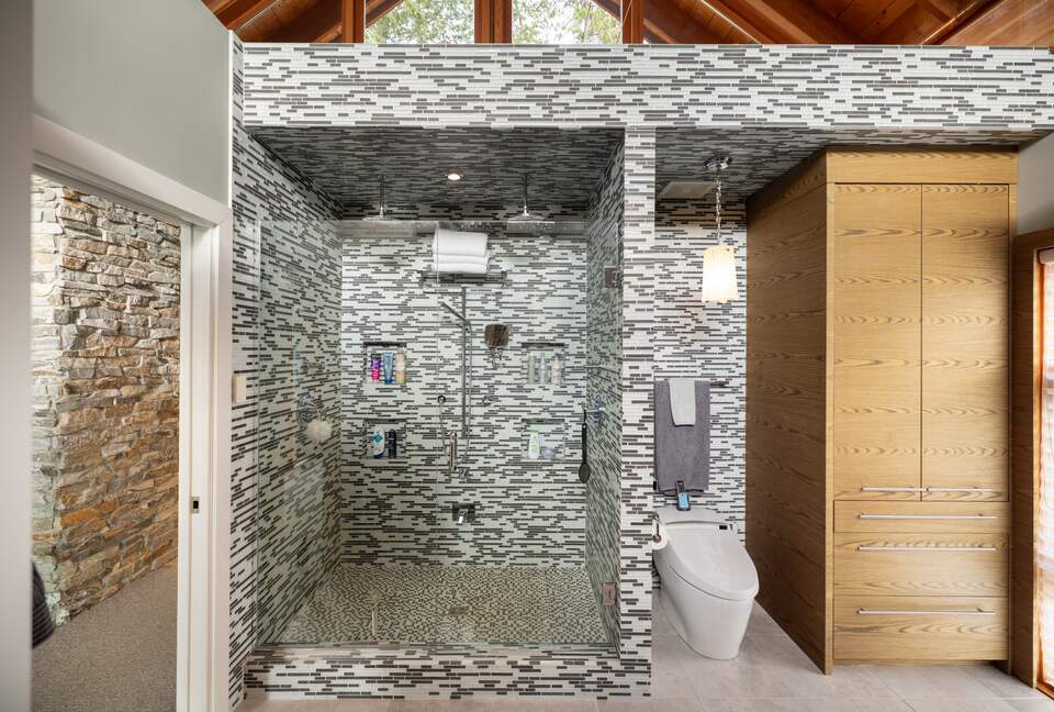 West Coast Modern Sanctuary Above Okanagan Lake - Vernon, Canada