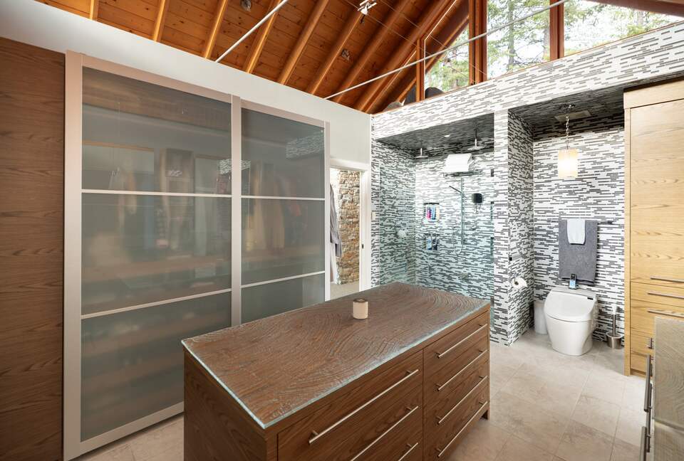 West Coast Modern Sanctuary Above Okanagan Lake - Vernon, Canada