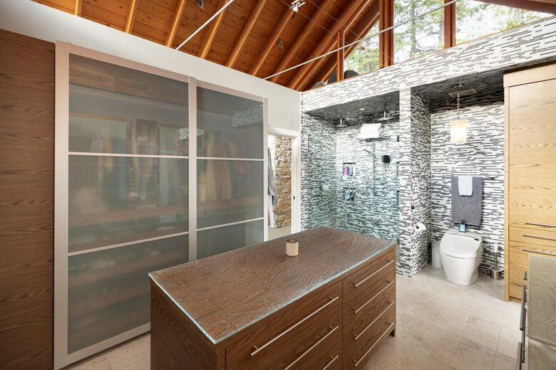 West Coast Modern Sanctuary Above Okanagan Lake - Vernon, Canada