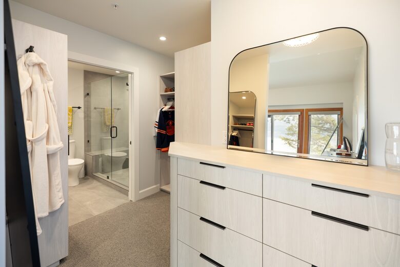 West Coast Modern Sanctuary Above Okanagan Lake - Vernon, Canada