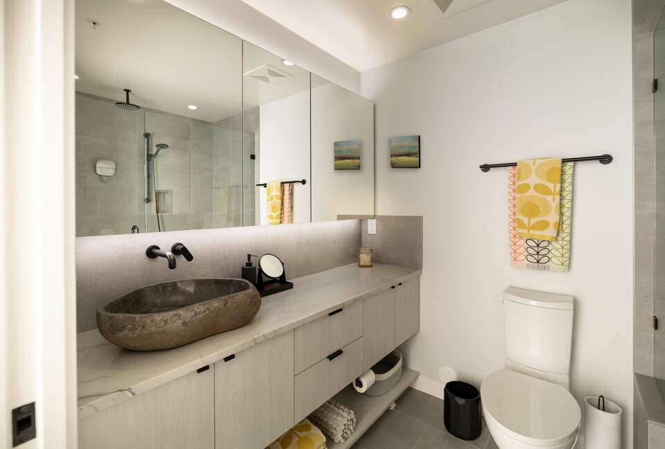 West Coast Modern Sanctuary Above Okanagan Lake - Vernon, Canada