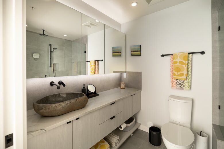 West Coast Modern Sanctuary Above Okanagan Lake - Vernon, Canada